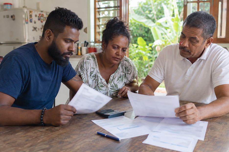 Réunion family reviews household finances
